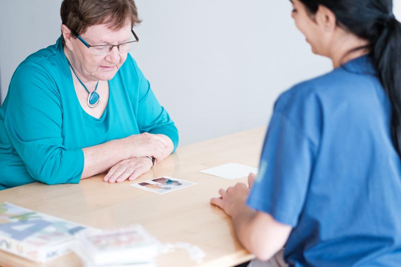 Ältere Frau in Therapie-Situation.jpg