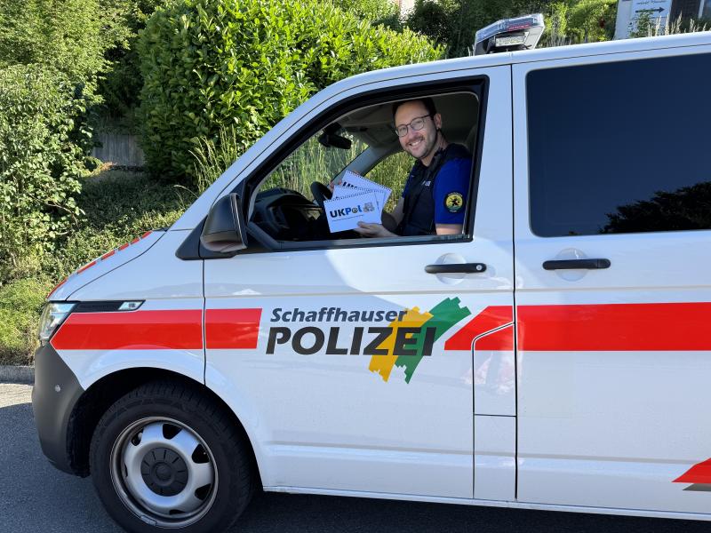 Polizist mit UK-Pol Ausgaben unterwegs.jpeg